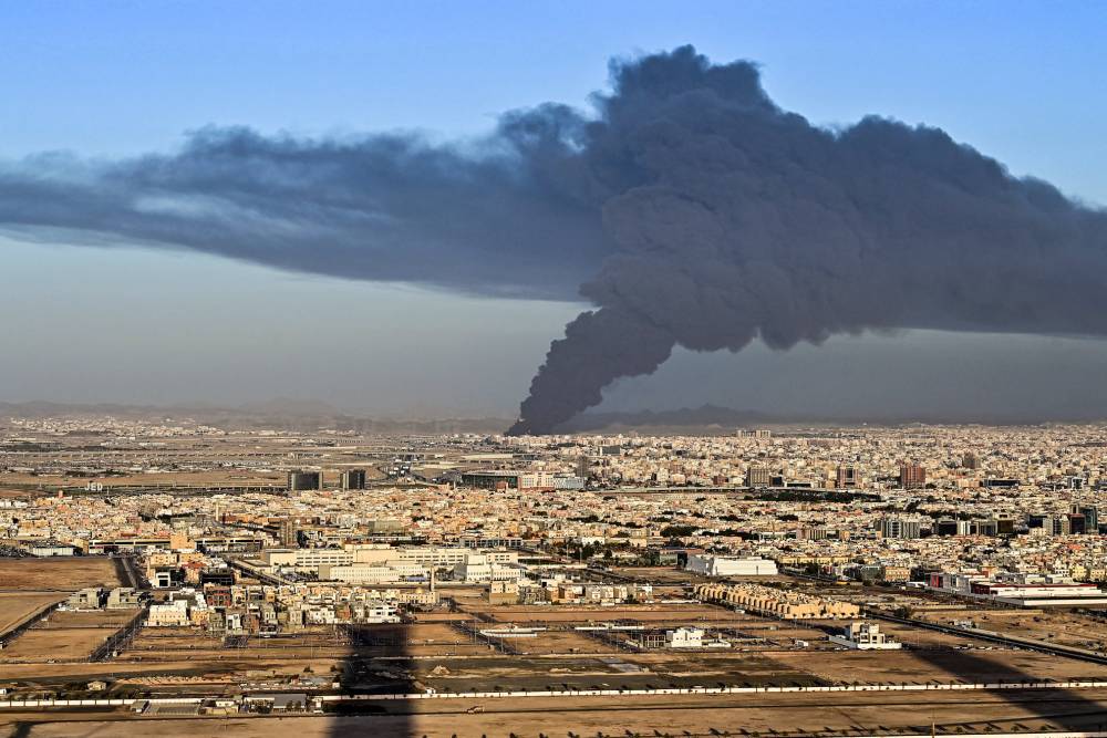 Husilerin saldırdığı Suudi petrol tesislerindeki yangından kareler 8