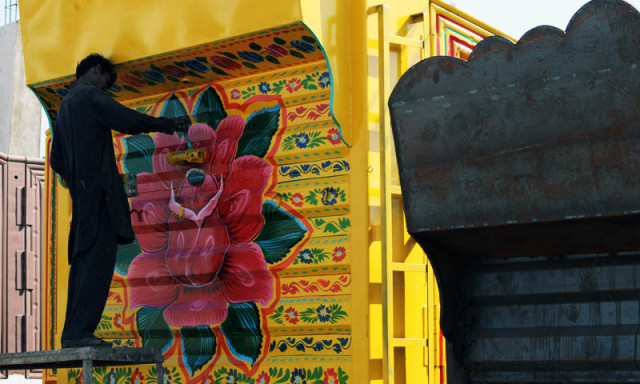Pakistan'da kamyon süsleme sanatı 21