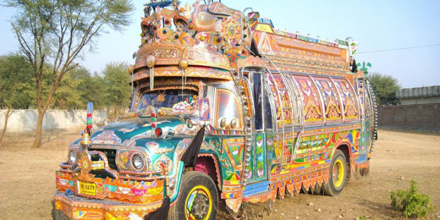 Pakistan'da kamyon süsleme sanatı