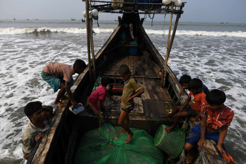 Rohingyalıların tehlikeli sularda hayatta kalma mücadelesi 12