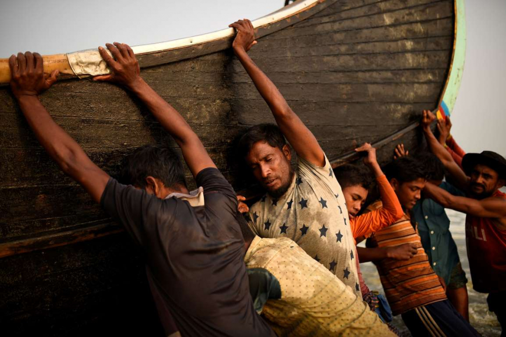 Rohingyalıların tehlikeli sularda hayatta kalma mücadelesi 3