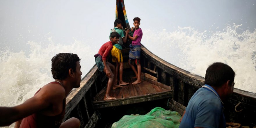 Rohingyalıların tehlikeli sularda hayatta kalma mücadelesi