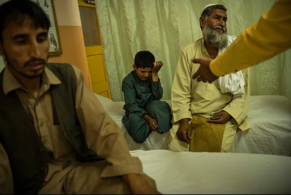 7 Afgan çocuk patlama sonrası tekrar yürümeyi öğreniyor 15