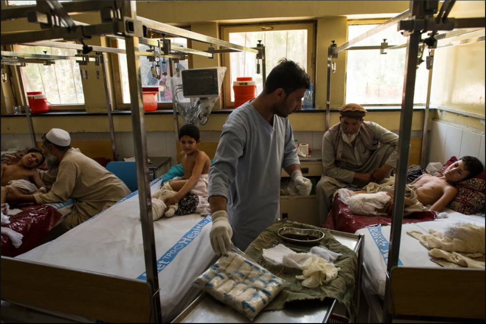 7 Afgan çocuk patlama sonrası tekrar yürümeyi öğreniyor 2
