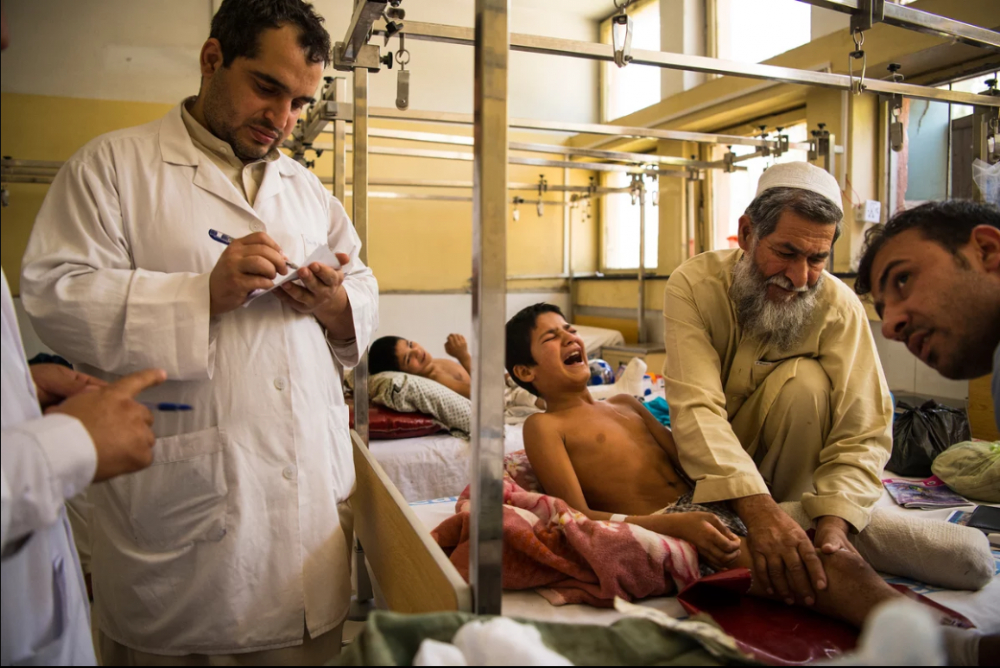 7 Afgan çocuk patlama sonrası tekrar yürümeyi öğreniyor 4
