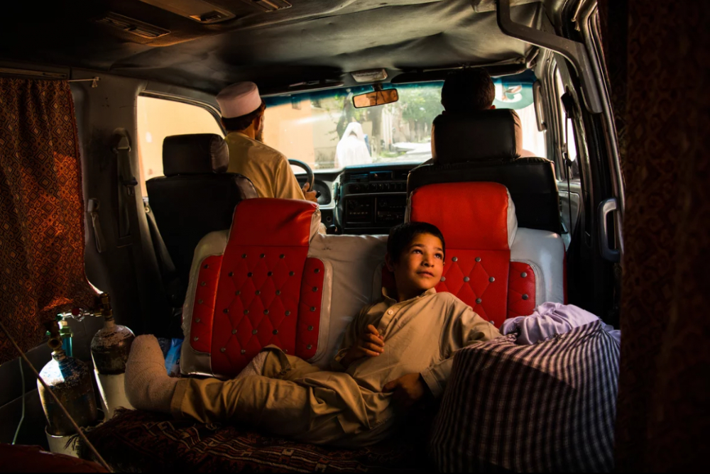 7 Afgan çocuk patlama sonrası tekrar yürümeyi öğreniyor 6