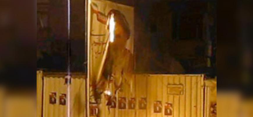İran'da göstericiler Humeyni posterleri ve başörtüsü yaktı