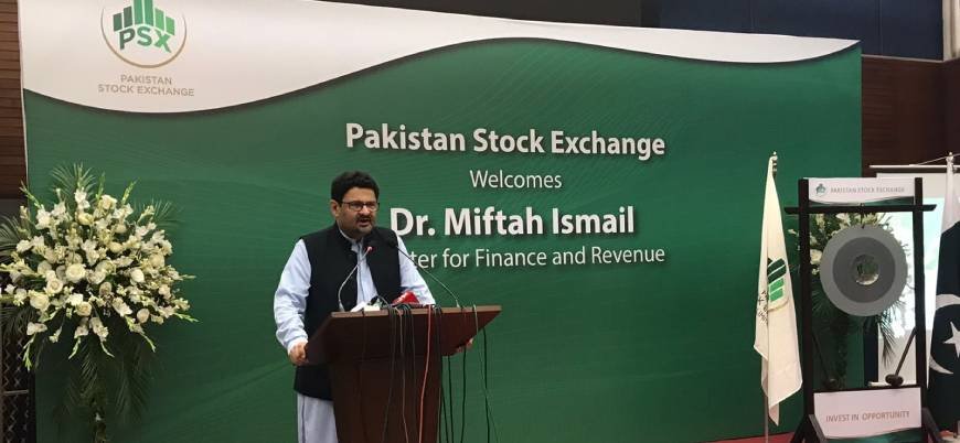 Ekonomik iflasın eşiğindeki Pakistan'da Maliye Bakanı istifa etti