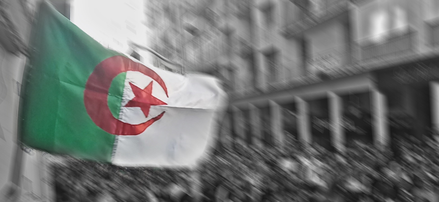 Cezayir'de onlarca sendika protesto için sokağa çıkıyor