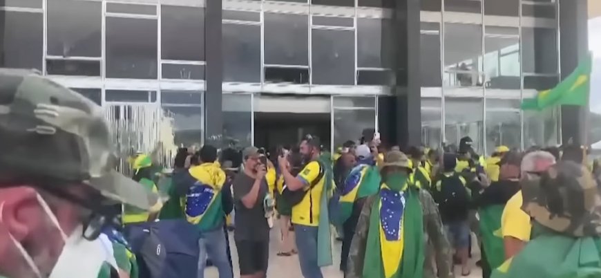 Brezilya'da Bolsonaro destekçileri Kongre'yi bastı