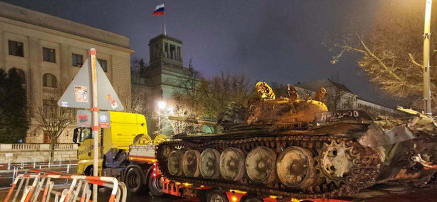 Ukrayna'da ele geçirilen Rus tankını Almanya'ya getirildi