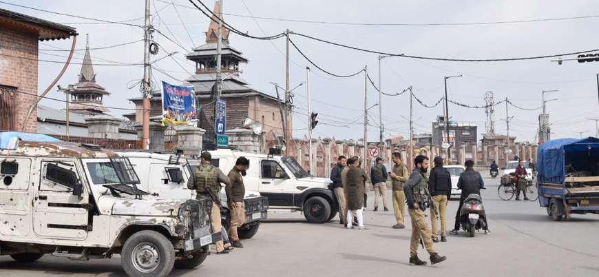 Hindistan mahkemesi işgal altındaki Keşmir'in özel statüsünü iptal etti