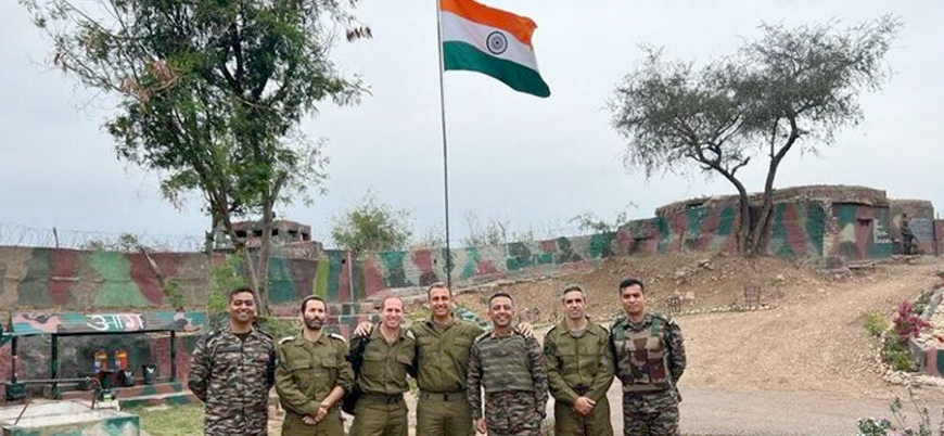 İsrail askerleri Hindistan işgali altındaki Keşmir'de