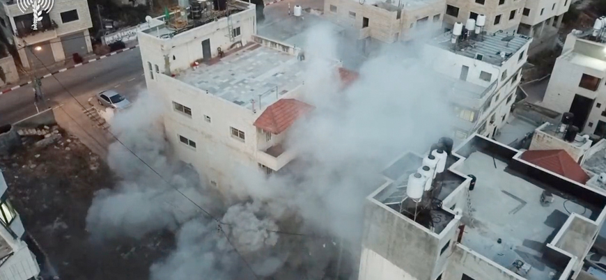 İsrail Batı Şeria'da Filistinlilere ait bir evi patlatarak yıktı