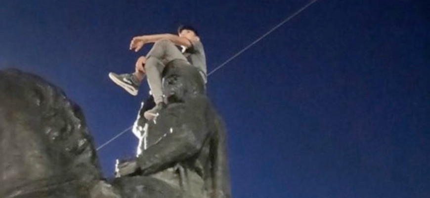 Mustafa Kemal heykelinin üzerine çıkan 13 yaşındaki çocuk gözaltına alındı