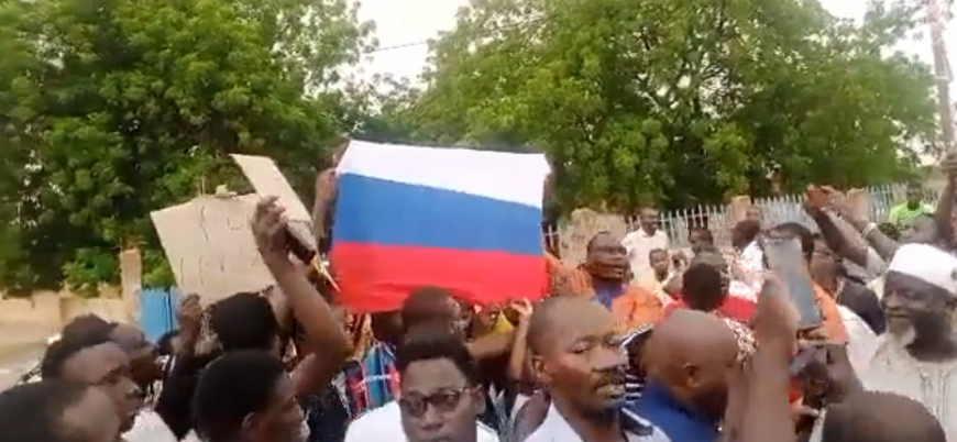 Nijer'de Rusya bayrağı taşıyan darbe destekçileri iktidar partisinin binalarını ateşe verdi