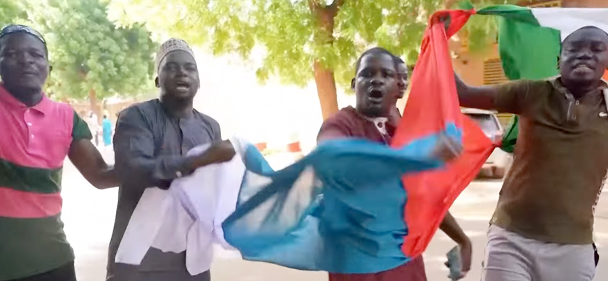 Nijer'de protestocular Fransa Büyükelçiliğine saldırdı
