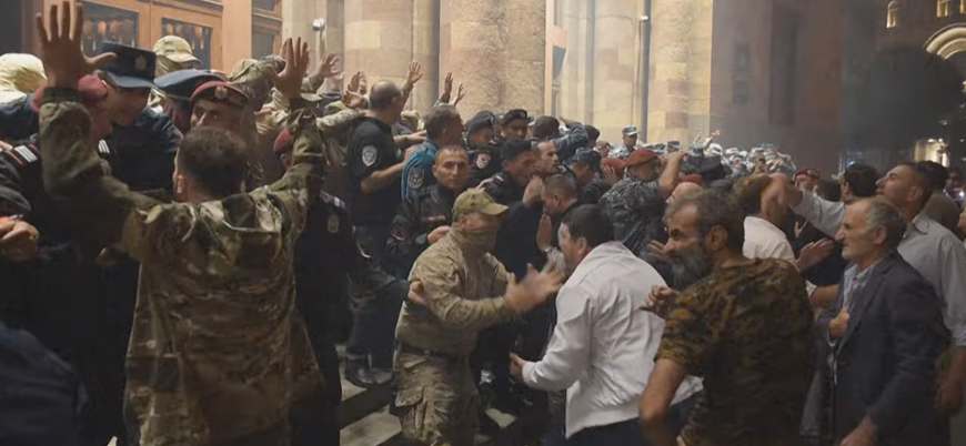 Ermenistan'da halk Başbakan Paşinyan'a karşı sokağa döküldü