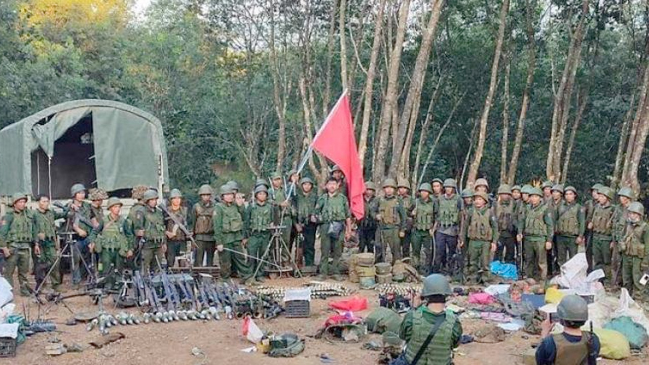 Myanmar'da muhalif gruplar Çin sınırındaki yerleşimi ele geçirdi
