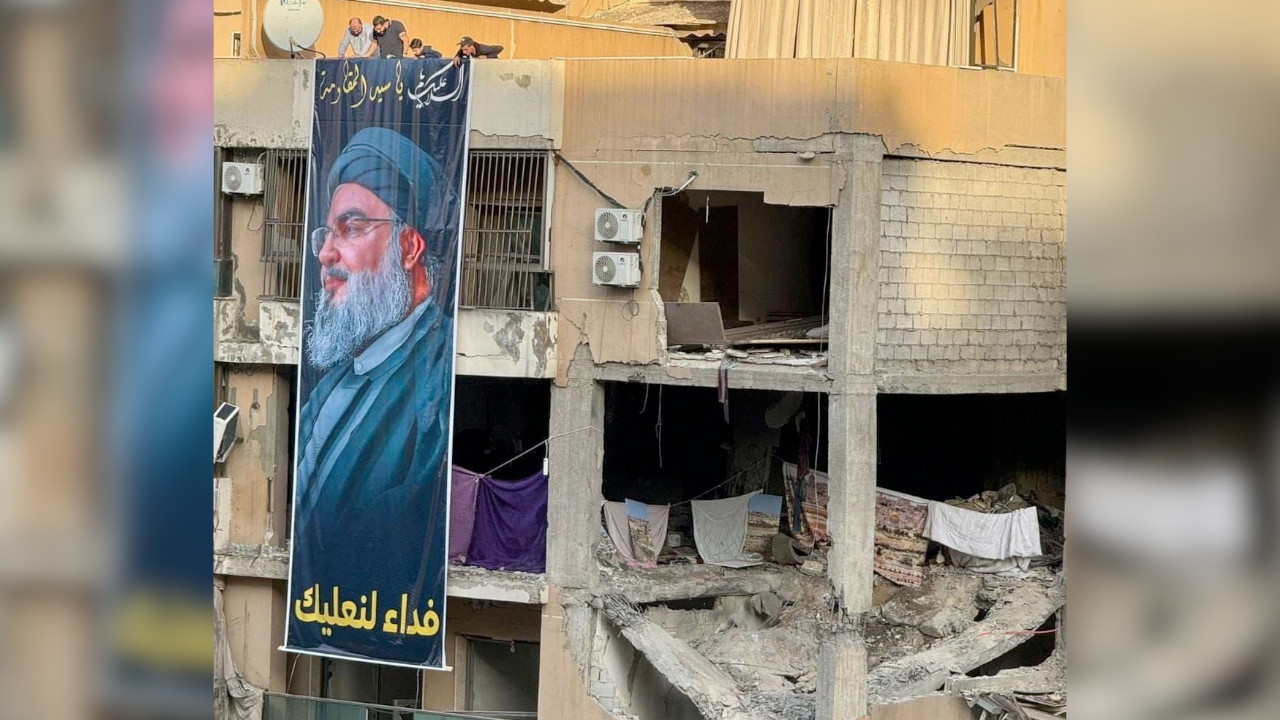 Lübnan'da Salih Aruri'nin öldürüldüğü binaya Nasrallah'a hitaben 'ayakkabılarına feda olsun' pankartı asıldı