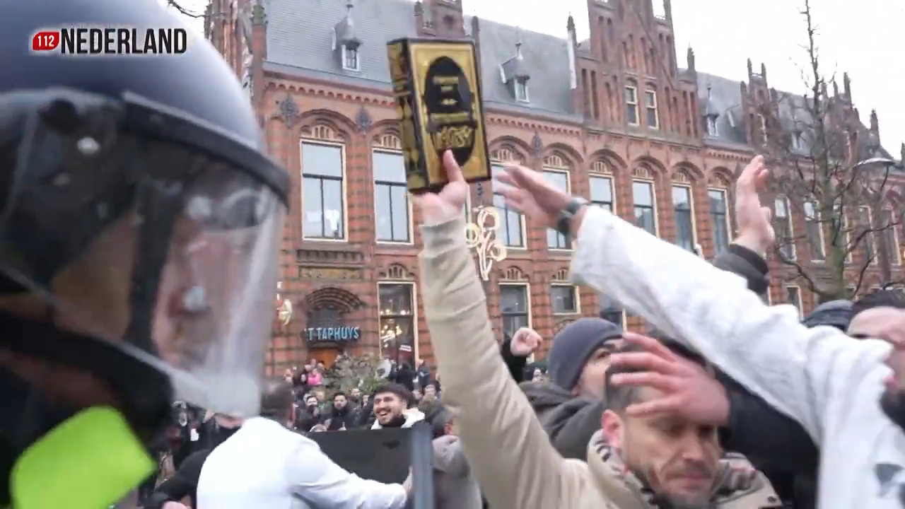 Hollanda'da Müslümanlar Kur'an yakmaya çalışan saldırganları engelledi