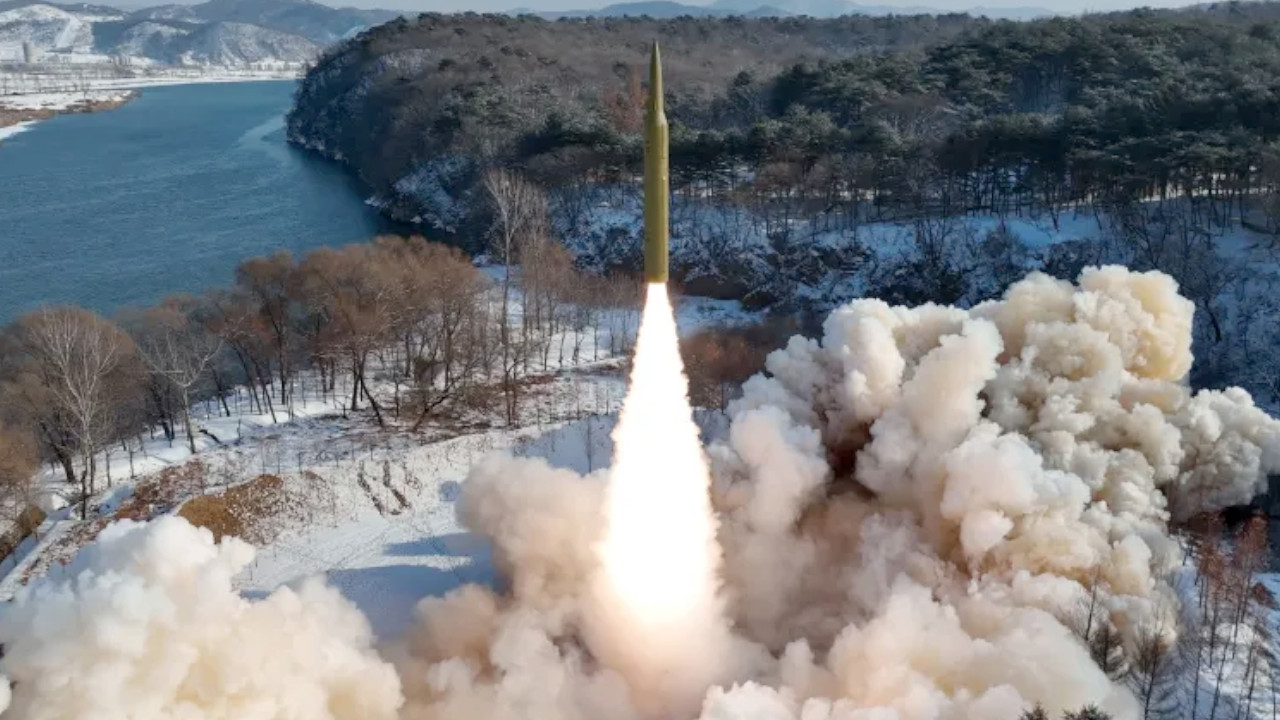 Kuzey Kore hipersonik savaş başlığına sahip katı yakıtlı füze denemesi yaptı