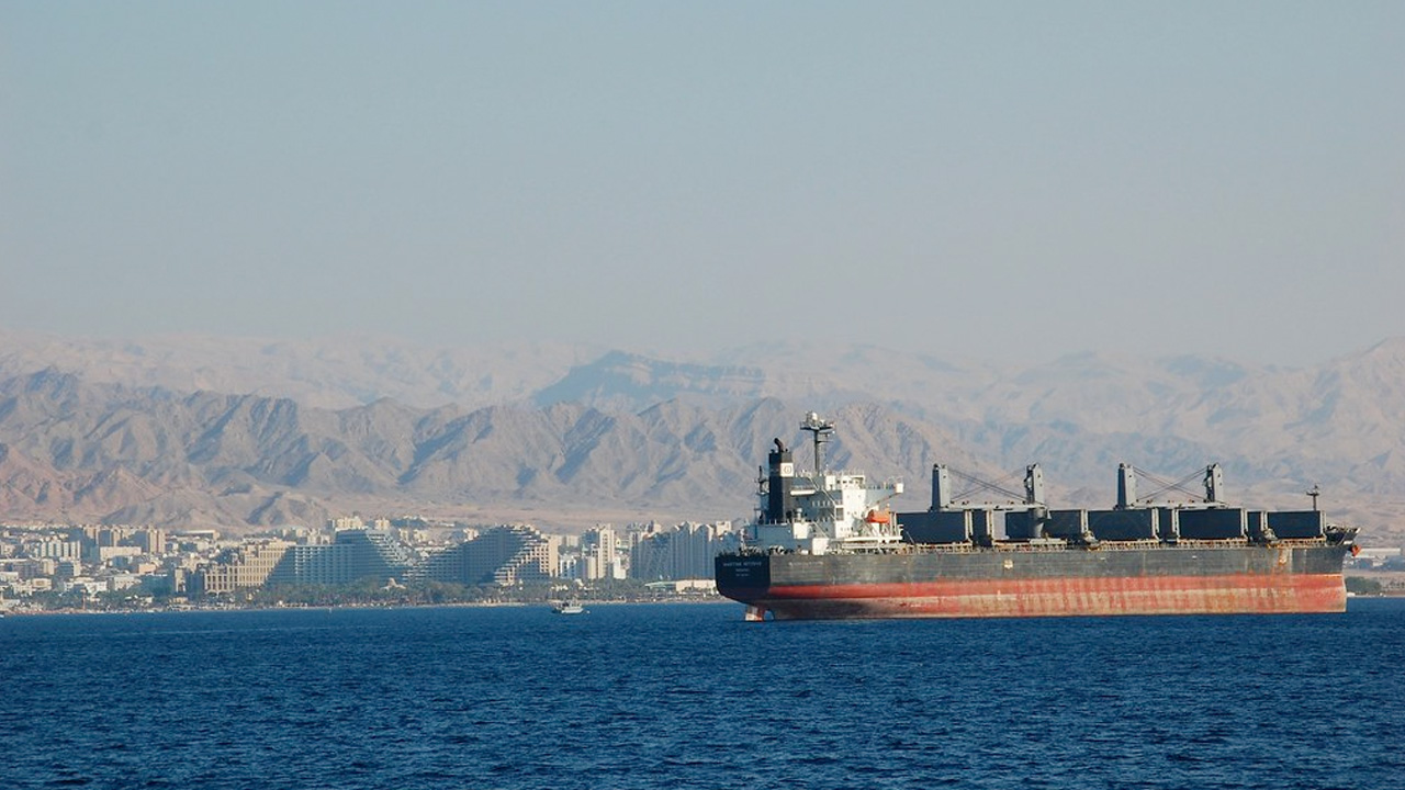 Yemen açıklarında yük gemisi vuruldu