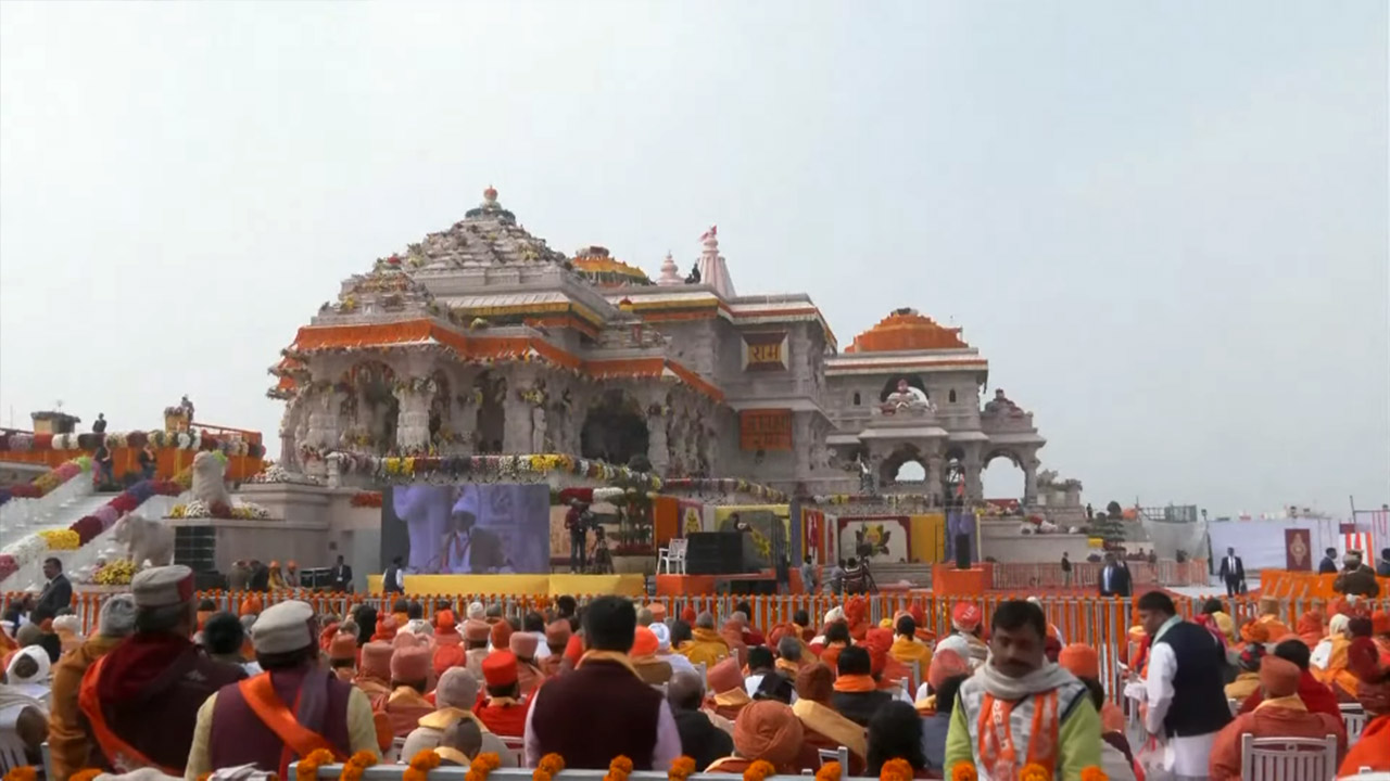 Hindistan'da yıkılan tarihi caminin yerine inşa edilen Hindu tapınağı açıldı