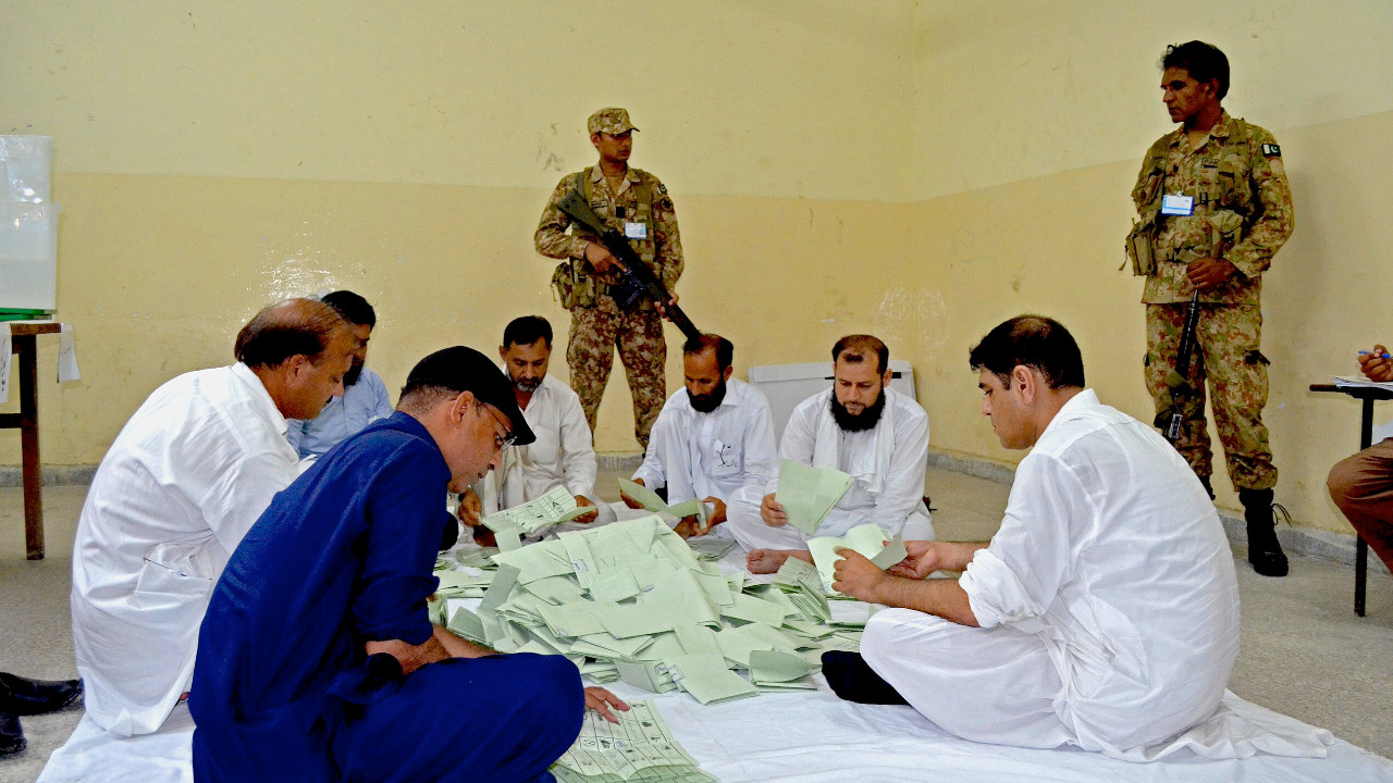 Pakistan'da ordu seçimlere müdahil olacak