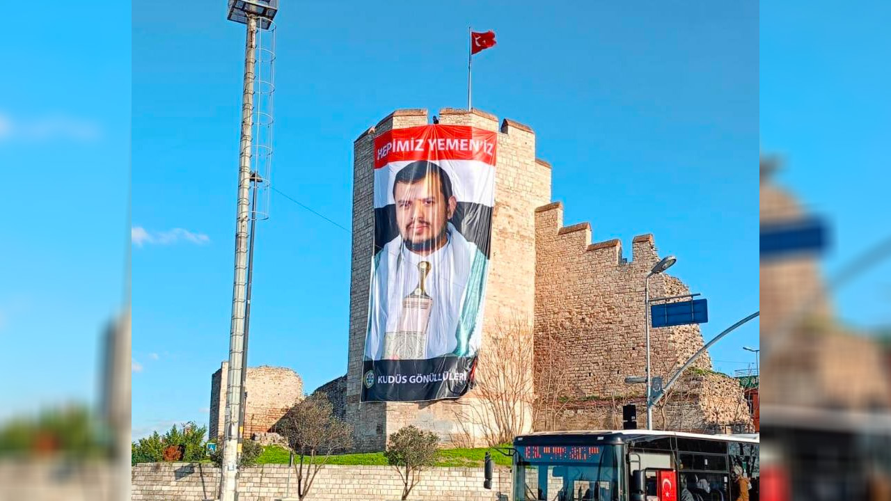 Husi liderinin posteri İstanbul surlarına asıldı