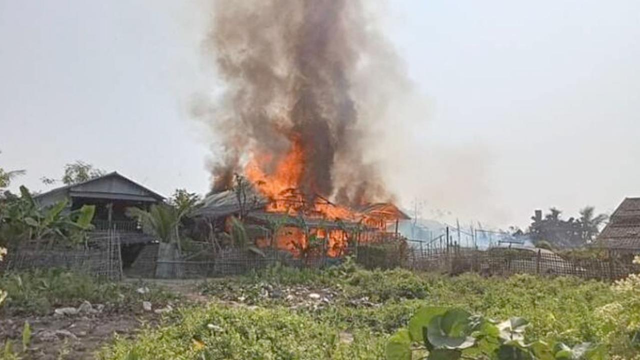 Myanmar ordusu Arakanlı Müslümanların köyünü bombaladı: 12 sivil hayatını kaybetti