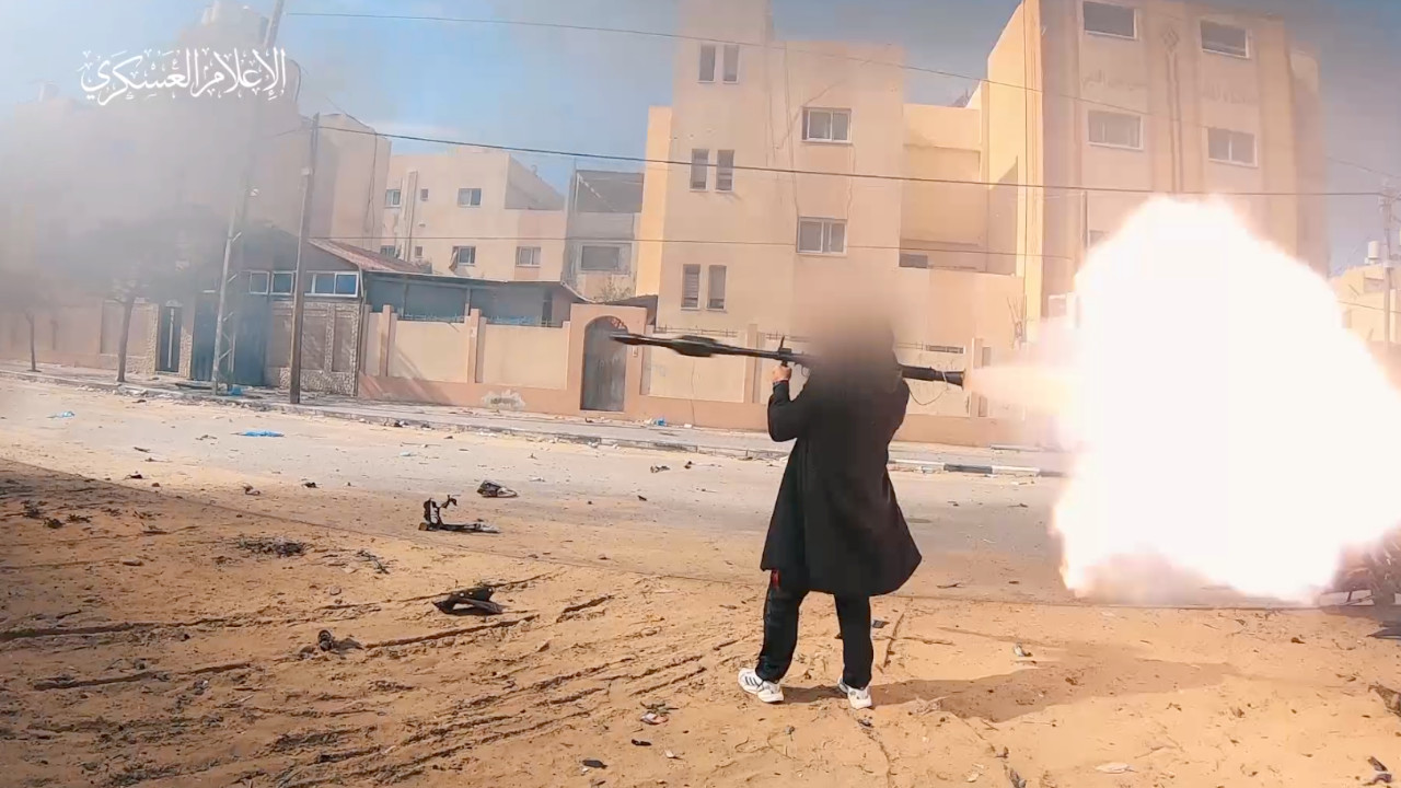 Gazze'de Filistinli gruplar İsrail güçlerini hedef almaya devam ediyor
