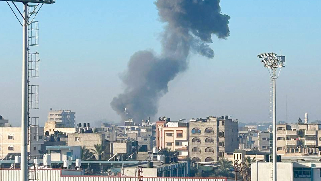 İsrail ordusu Mısır-Gazze sınır hattını bombalamaya başladı
