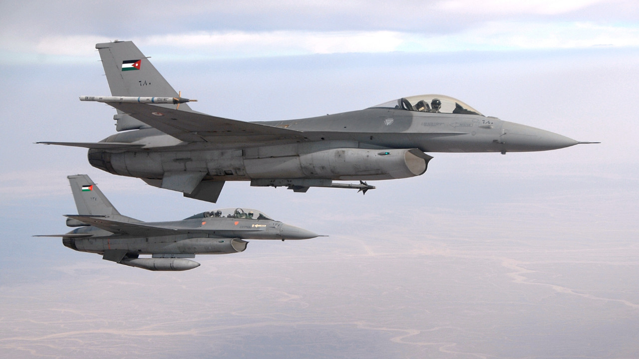 Ürdün'de askeri uçak eğitim esnasında yere çakıldı