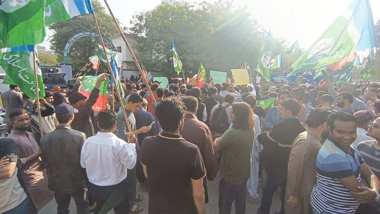 Pakistan'da seçim sonuçlarını protesto eden eylemciler otoyolları kapattı