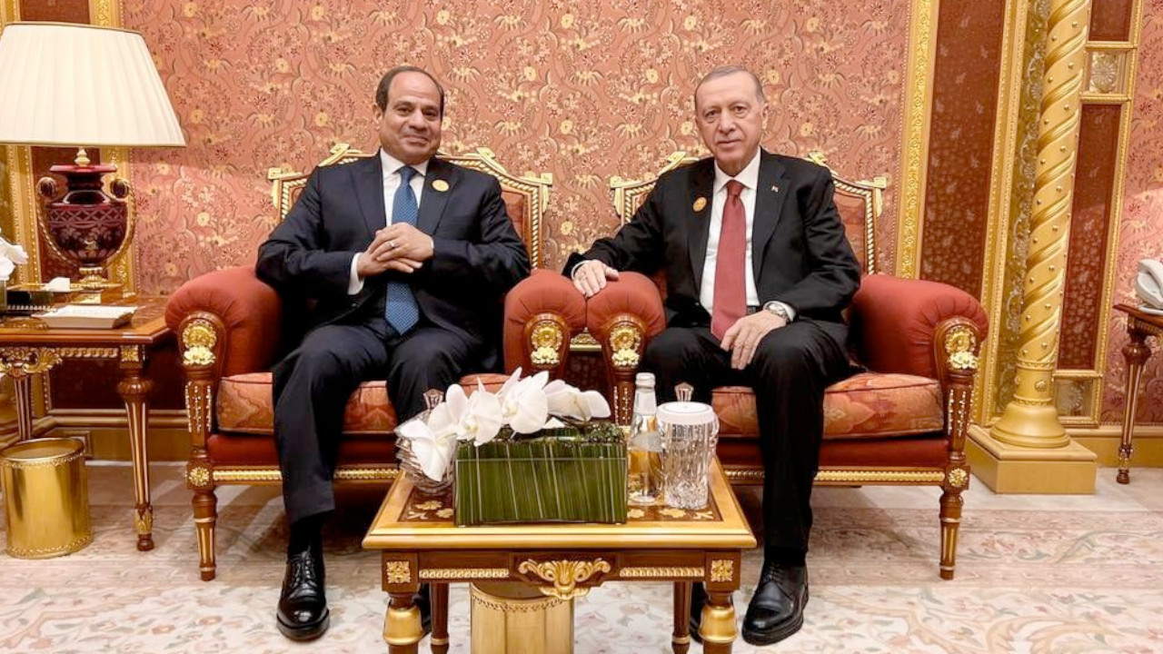 Erdoğan Kahire'ye giderek Sisi ile yıllar süren diplomatik husumeti sonlandırdı