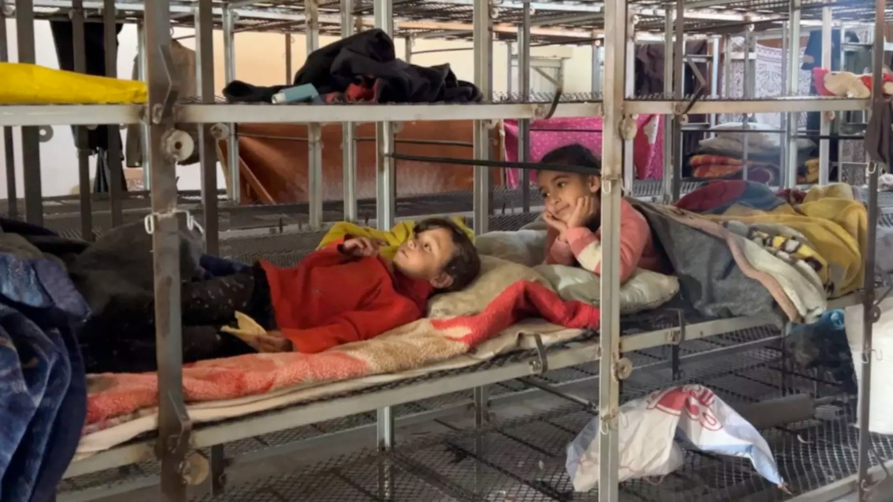 Gazze'de İsrail saldırıları sebebiyle evlerini terk eden çocuklar tavuk kümeslerinde kalıyor