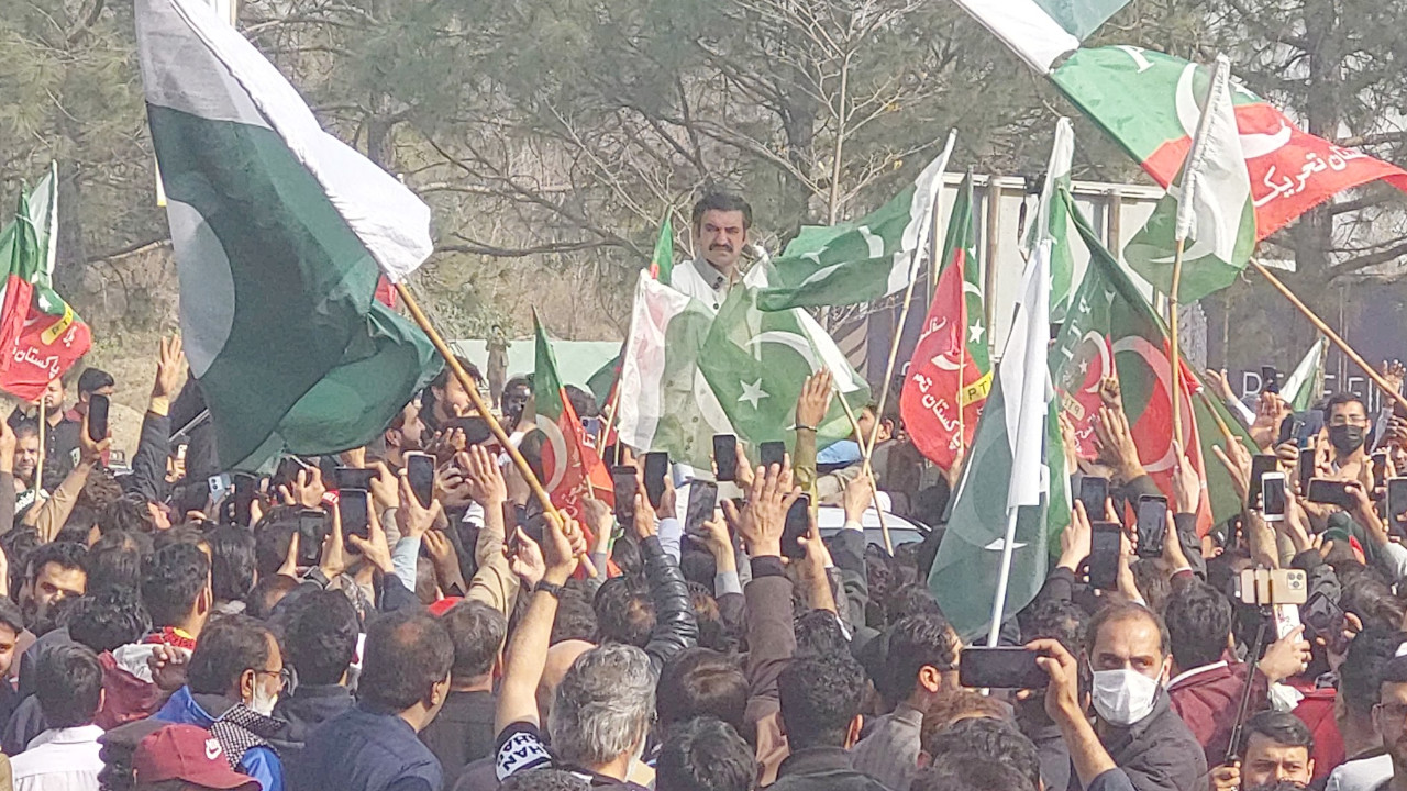 Pakistanlı yetkili seçimlerde hile yapıldığını itiraf etti
