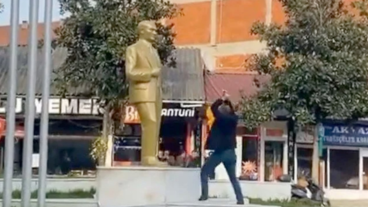 Mustafa Kemal heykelini balyozla yıkma girişimi