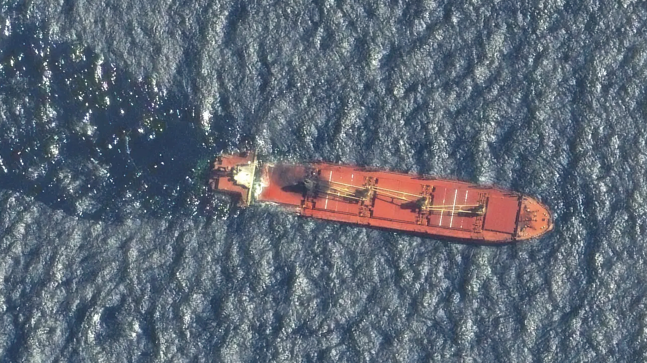 Husilerin Kızıldeniz'de vurduğu gemi fırtınada battı
