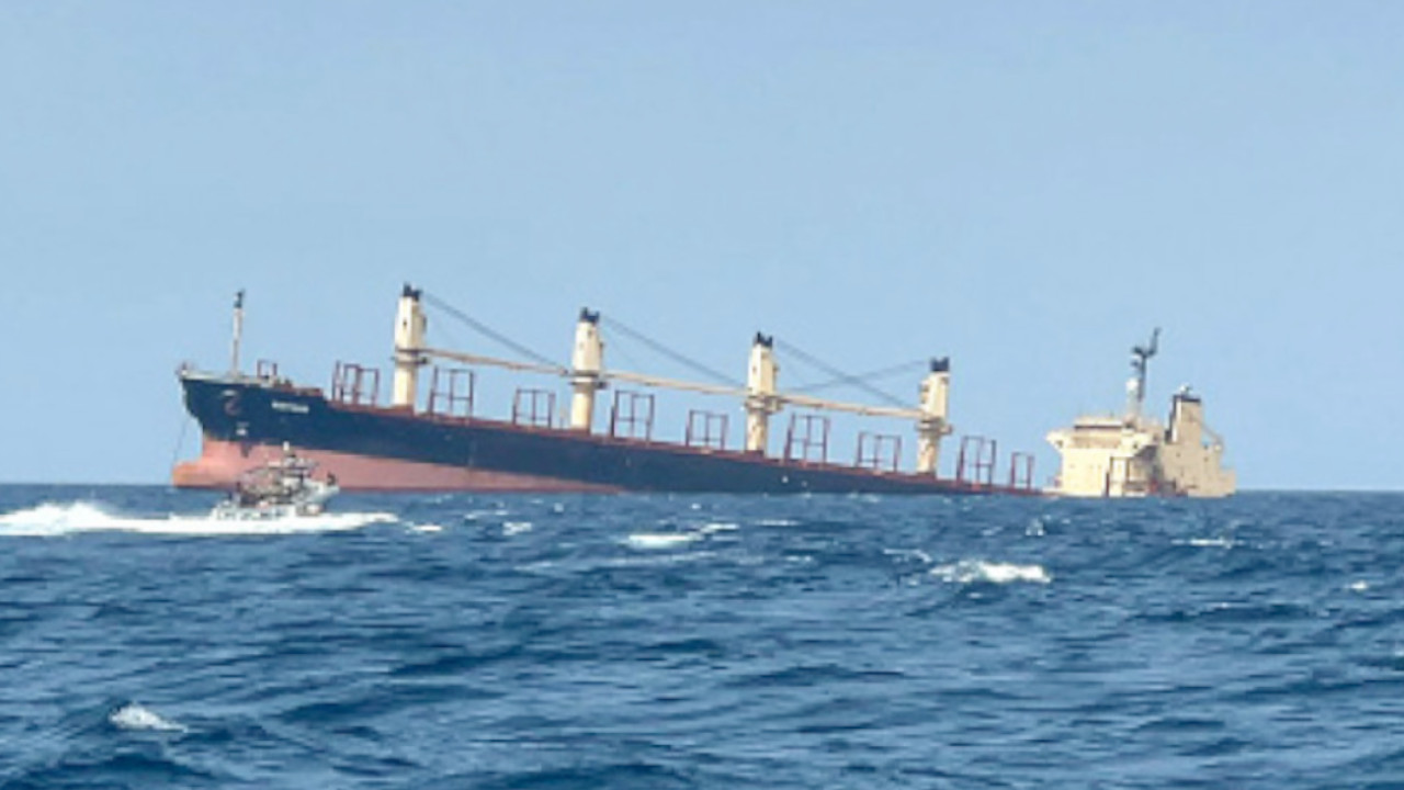 Husilerin vurduğu gemi Yemen açıklarında battı