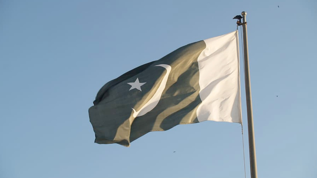 IMF heyeti yeni bir anlaşma için iflasın eşiğindeki Pakistan'da
