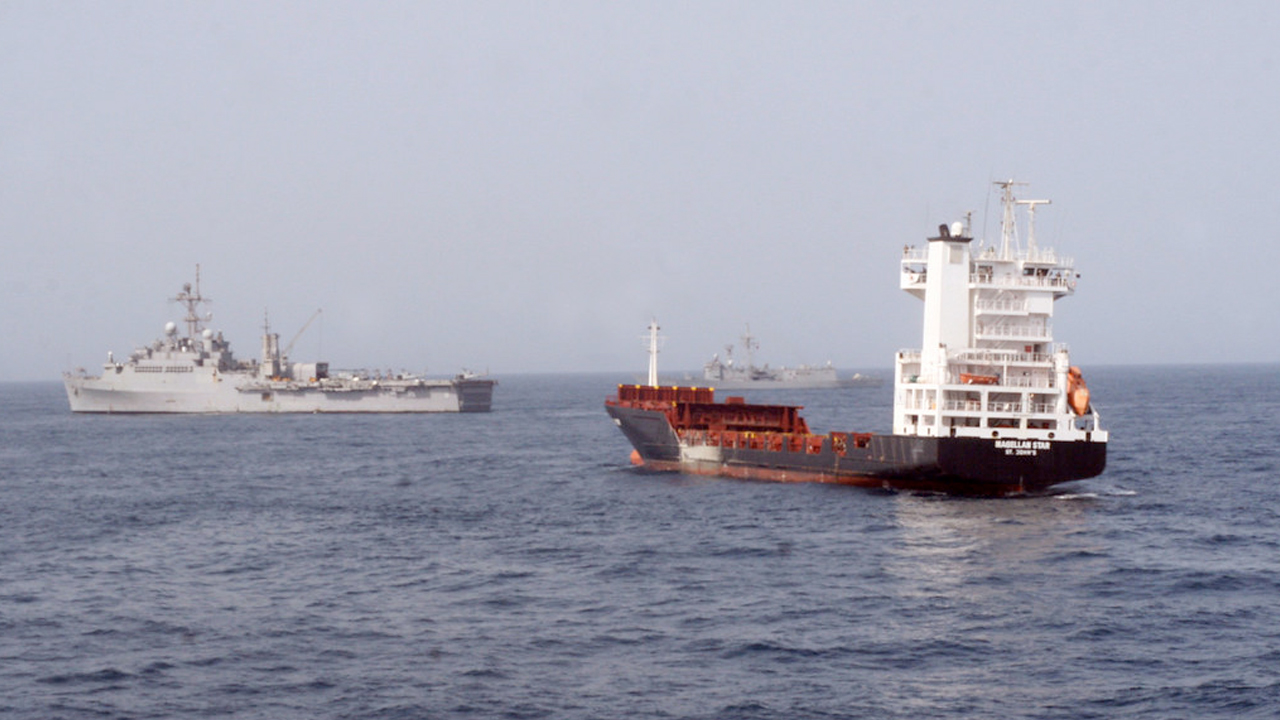 Somali'de korsanların kaçırdığı gemiye operasyon düzenlenecek