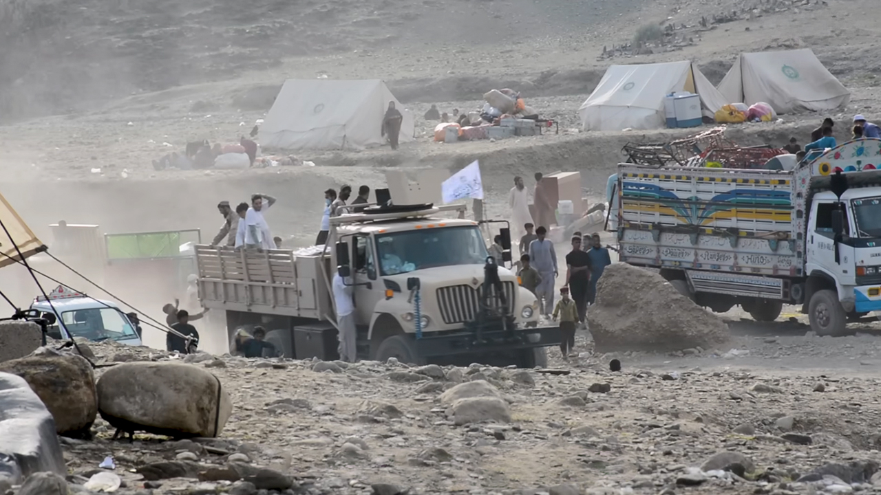Hedef Afganistan'a baskı: Pakistan Afgan göçmenleri sınır dışı etmeye devam ediyor