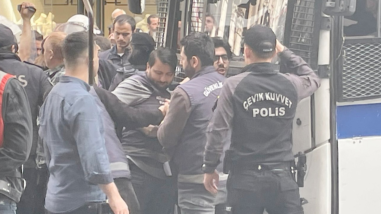 İstiklal Caddesi'nde İsrail'le ticareti protesto edenler ters kelepçe ile gözaltına alındı