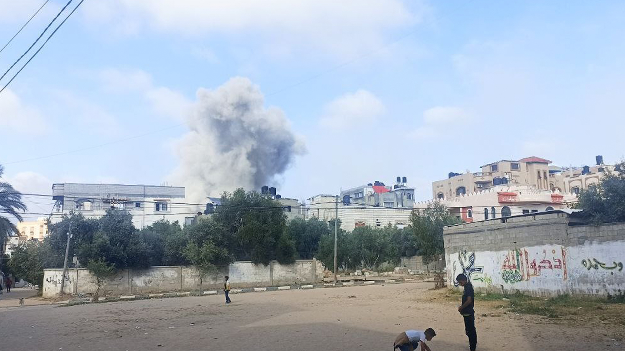 İsrail Gazze'nin orta kesiminde saldırılarını yoğunlaştırdı