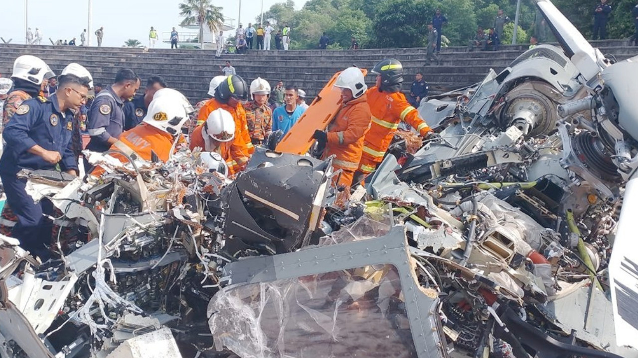 Malezya'da donanma helikopterlerinin havada çarpışması sonucu 10 kişi öldü