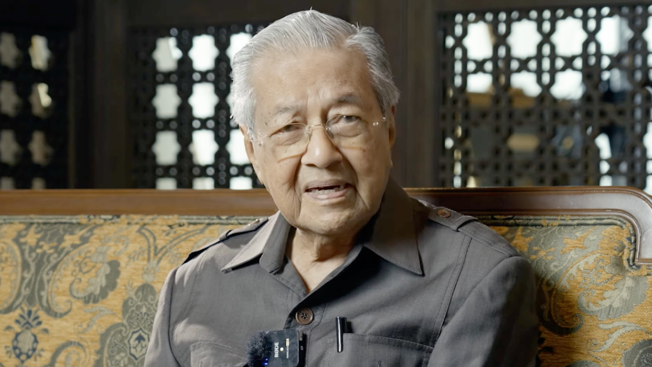 Malezya'nın eski Başbakanı Mahathir yolsuzluk soruşturmasıyla karşı karşıya