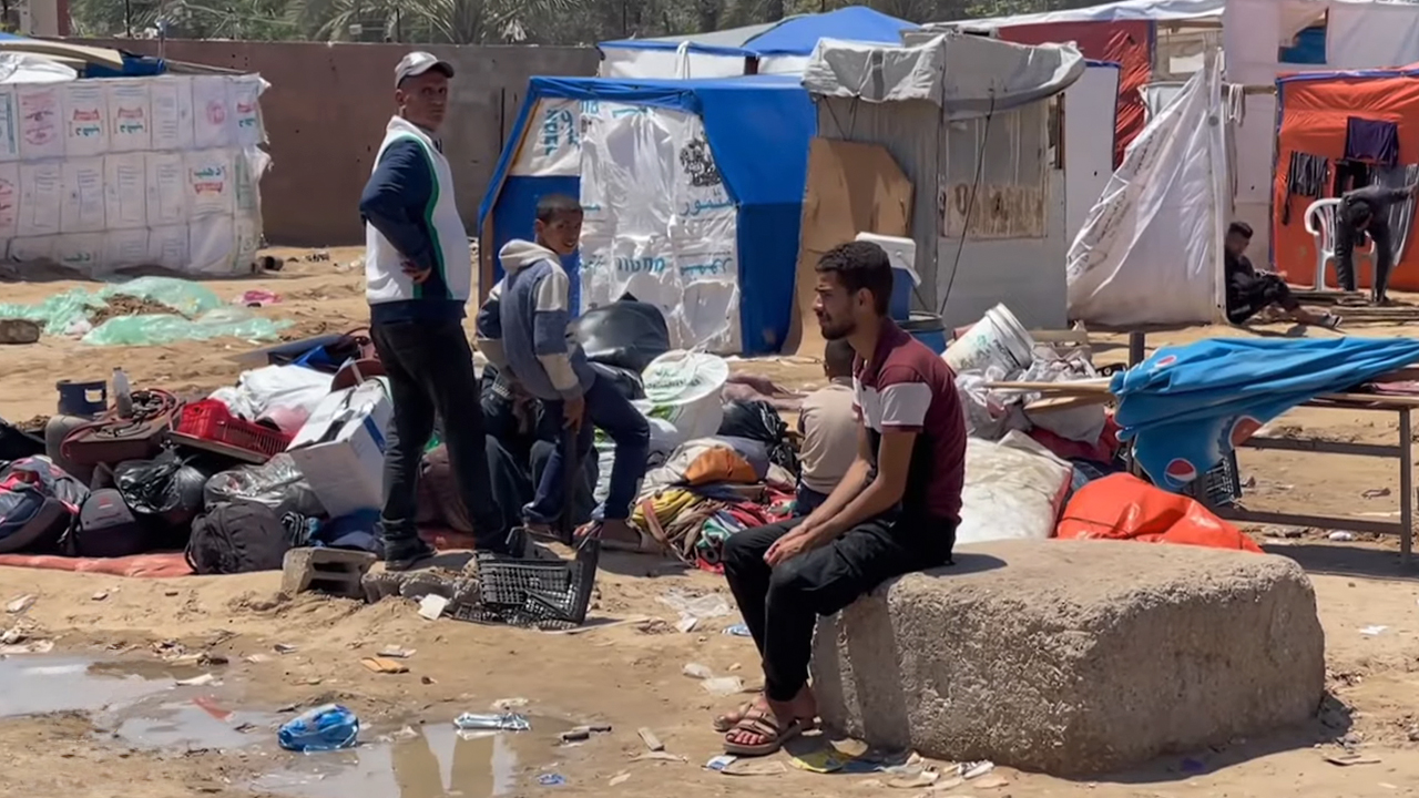 İsrail'in saldırdığı Refah'ta 50 bin sivil evlerini terk etmek zorunda kaldı