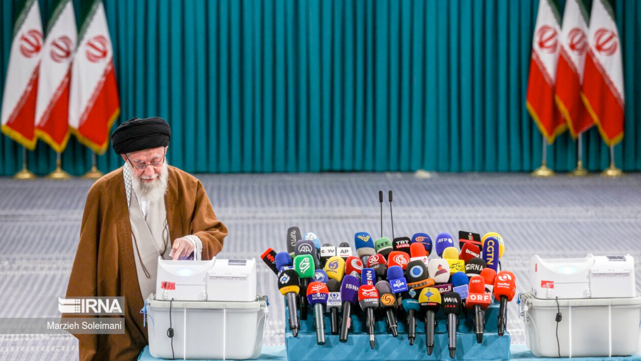 İran lideri Hamaney, seçimlere ilgisiz kalan halkı sandığa çağırdı